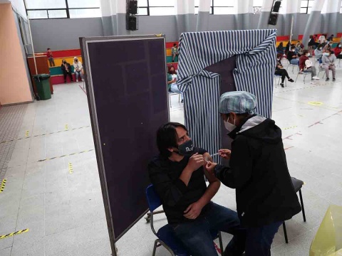 Chile, el país que aplica vacunas covid más rápido en todo el mundo