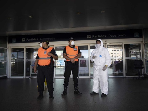 Aíslan a 167 en Argentina tras caso de jóvenes con covid que visitaron Cancún