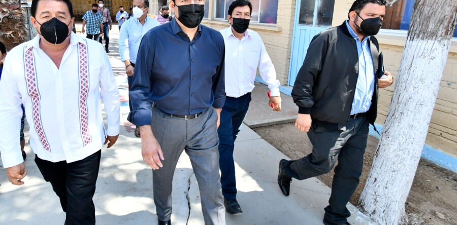 Cumple Ayuntamiento de Oaxaca a la primara “Benito Juárez” con construcción de techado