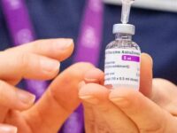 AstraZeneca vuelve a recortar suministro a la UE; OMS desestima problema con vacuna