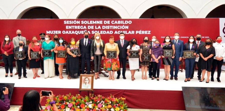 Entrega Ayuntamiento de Oaxaca distinción a 10 mujeres que son ejemplo para nuevas generaciones
