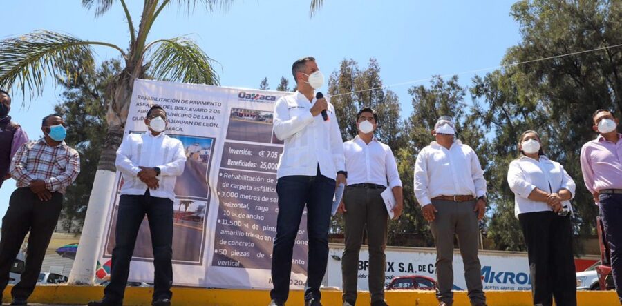 Cumple Alejandro Murat compromisos con la educación, el campo y la vivienda en la Mixteca