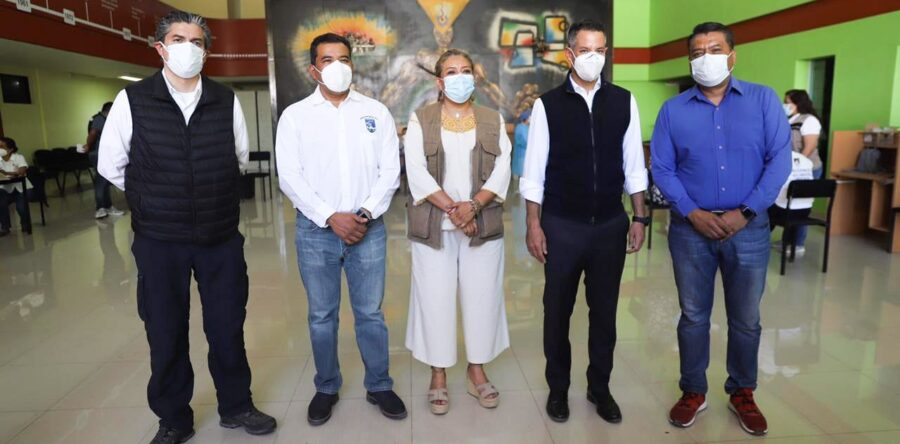 Supervisa Murat Hinojosa módulo de vacunación contra la COVID-19 en la capital oaxaqueña