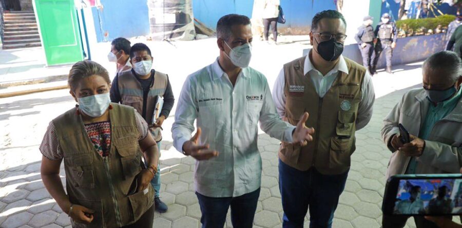 Supervisa gobernador Alejandro Murat proceso ordenado de vacunación anticovid en Atzompa