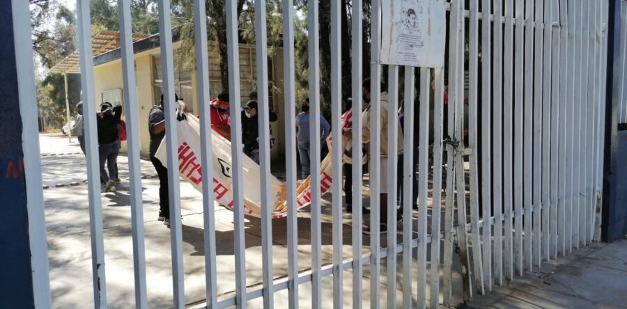 Denuncian egresados de las normales la falta de contratación