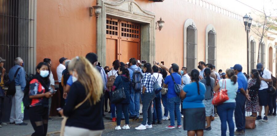 Protestan en Casa Oficial del Gobierno del Estado para exigir atención a sus demandas