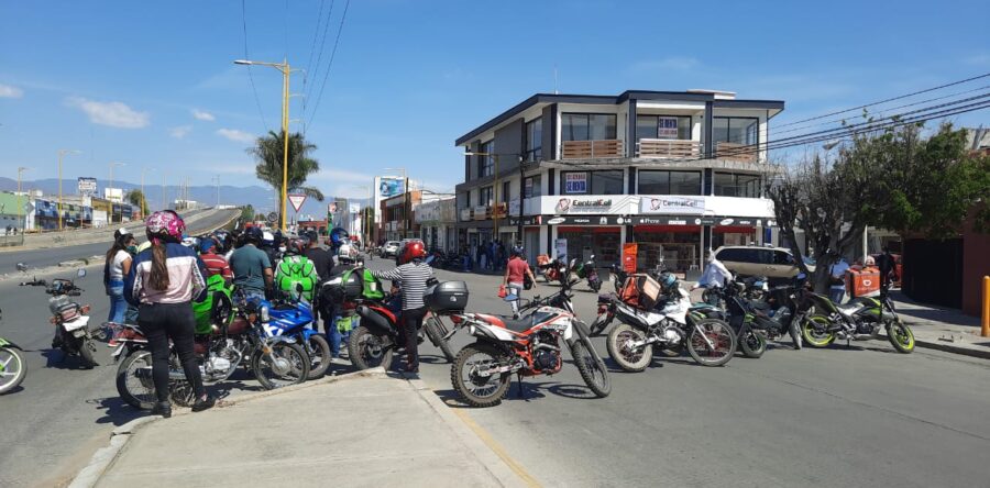 Repartidores en moto protestaron y bloquearon el crucero de 5 señores