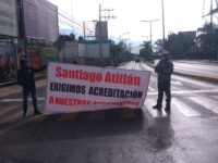 Bloquean la ciudad habitantes y autoridades de Santiago Atitlán, Mixe