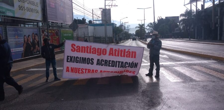 Bloquean la ciudad habitantes y autoridades de Santiago Atitlán, Mixe