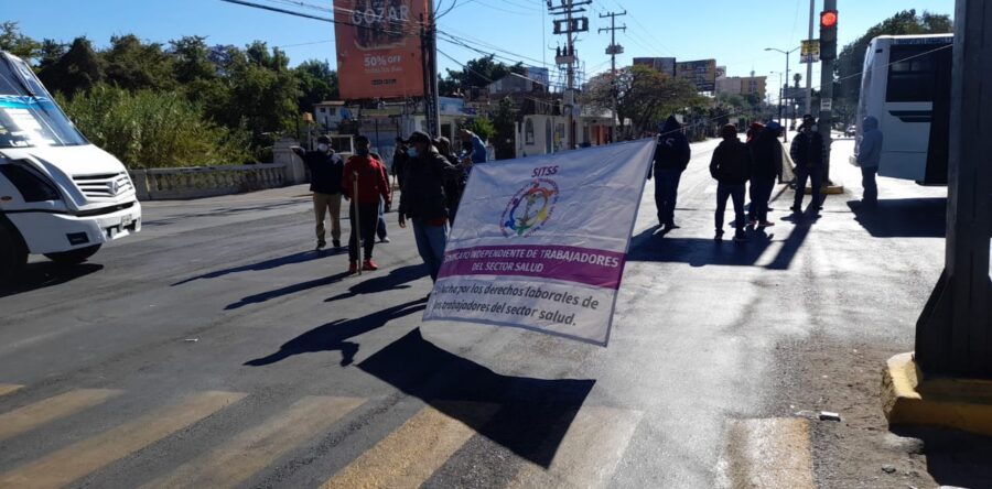 SITSS con bloqueos piden la contratación de trabajadores en el INSABI