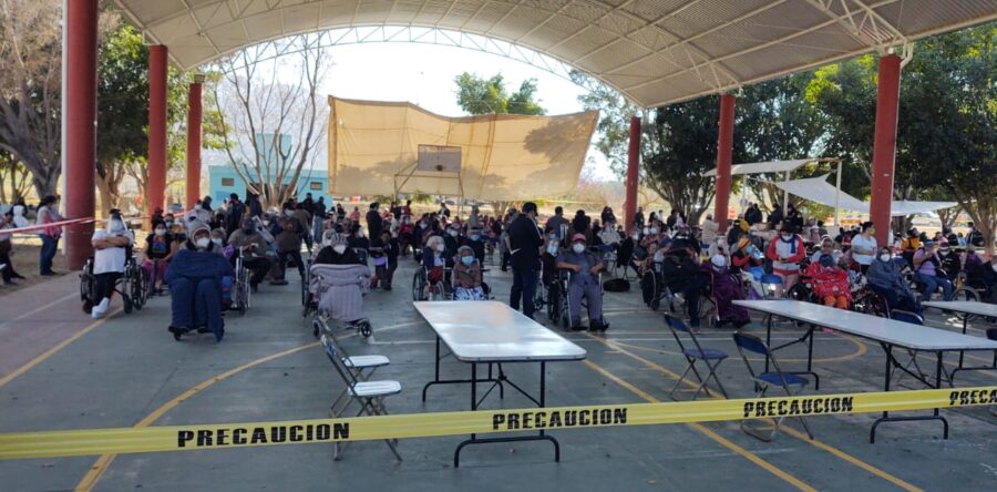 Inicia la vacunación contra el coronavirus en 11 municipios de Valles Centrales