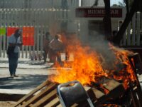 Pobladores de Mixtepec de manera violenta arribaron a la Secretaría de Bienestar.