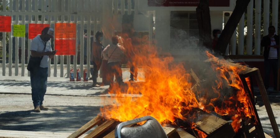 Pobladores de Mixtepec de manera violenta arribaron a la Secretaría de Bienestar.