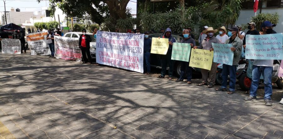 Habitantes de Santiago Atitlán, Mixe, protestaron en el TEEO