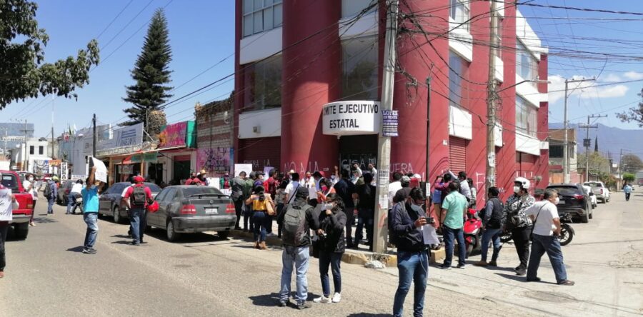 Se manifiestan nuevamente en la sede de Morena por la designación de candidatos y candidatas