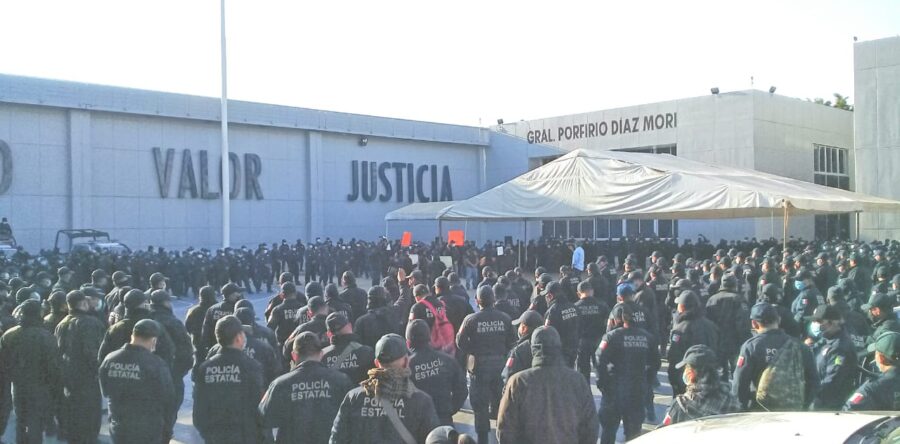 Continúa protesta de policías estatales en el Cuartel General