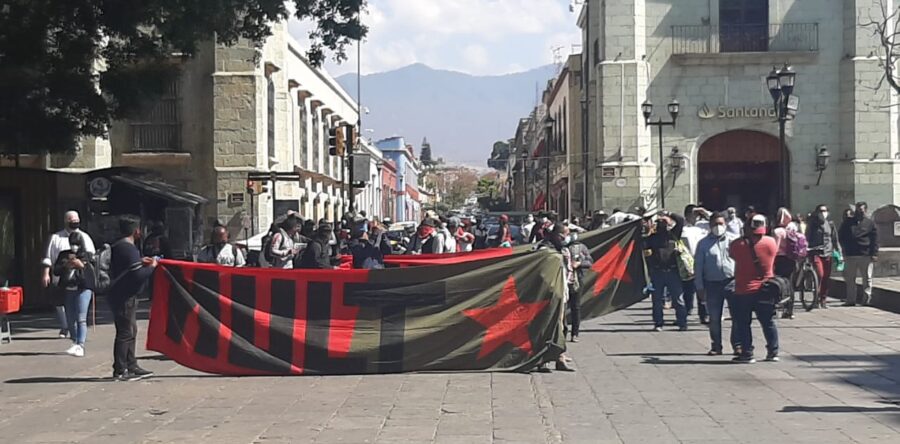 Marchan pobladores de Acatlán Grande y el MULT