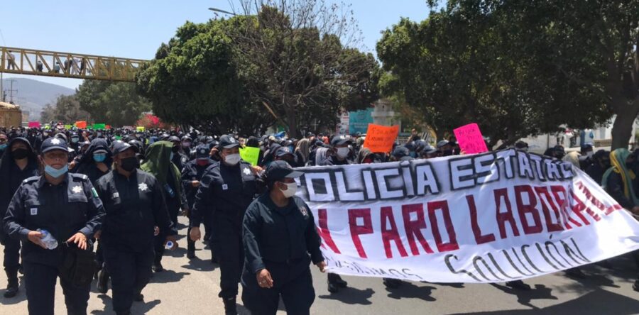 Marchan policías para exigir mejores condiciones laborales