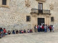 Protestan padres de familia por la falta de apoyos educativos por parte del Municipio Capitalino