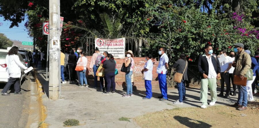 Inconformidad y desorden Imperan en el inicio de la segunda aplicación de la vacuna para el personal médico