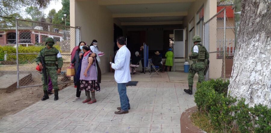 Inicia la inmunización de adultos mayores en Santa Catarina Cuixtla