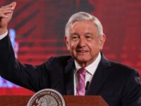 En un sólo pie, López Obrador destaca el combate a corrupción