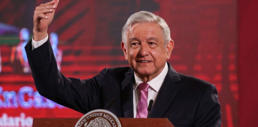 En un sólo pie, López Obrador destaca el combate a corrupción