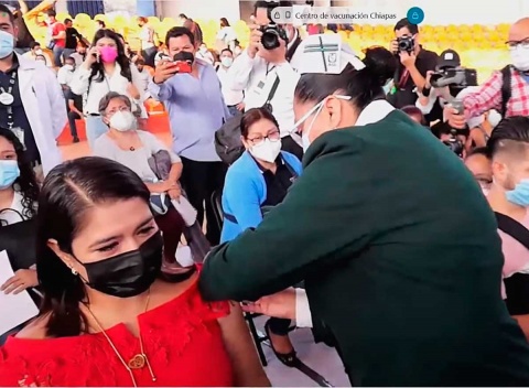 Inicia vacunación contra Covid de maestros de 5 estados