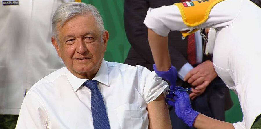 AMLO se vacuna contra Covid-19 en la Conferencia Mañanera; ¿Qué medicamento recibió?