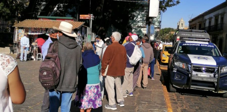 En riesgo los adultos mayores por cobrar sus apoyos sin la sana distancia