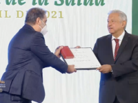Con premios al Mérito, López Obrador honra a personal médico