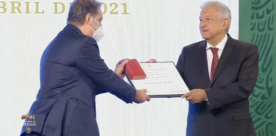 Con premios al Mérito, López Obrador honra a personal médico