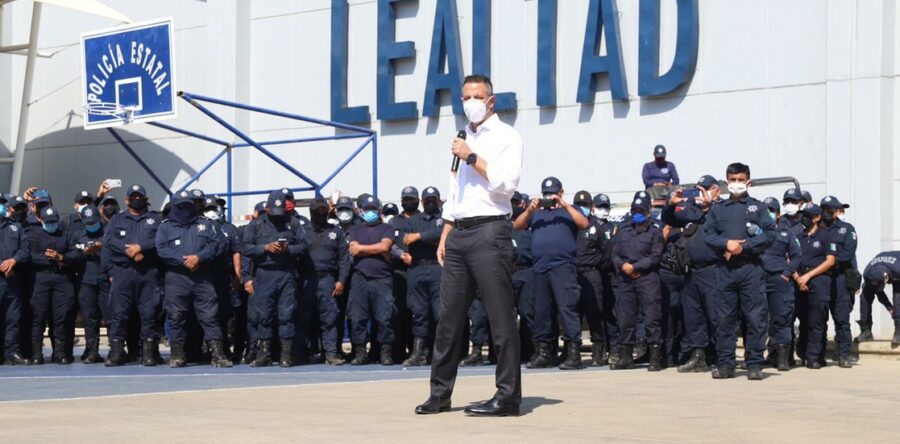 Explotan a policías estatales; venden uniformes y equipo: Alfredo Martínez de Aguilar