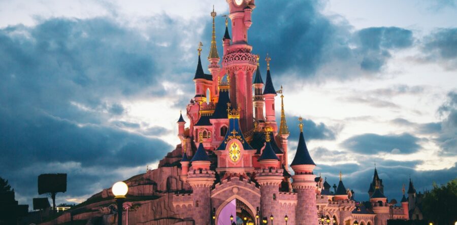 Disneyland París se convierte en centro de vacunación masiva
