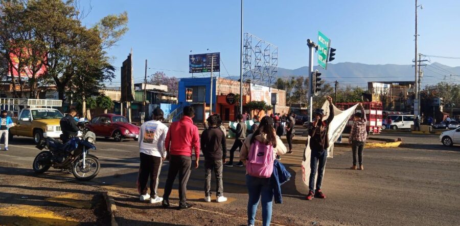 Normalistas se movilizan nuevamente, el IEEPO informó que se han atendido sus demandas