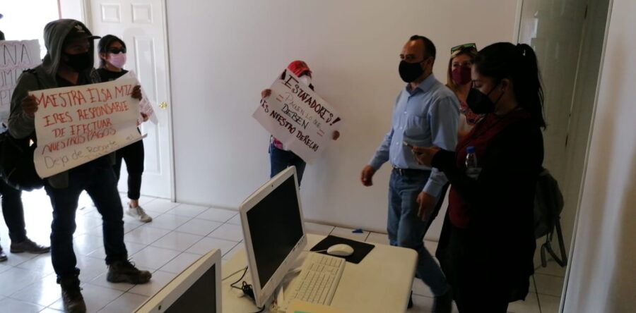 Nuevamente jóvenes que trabajaron en Morena piden pagos por los registros de candidaturas que realizaron