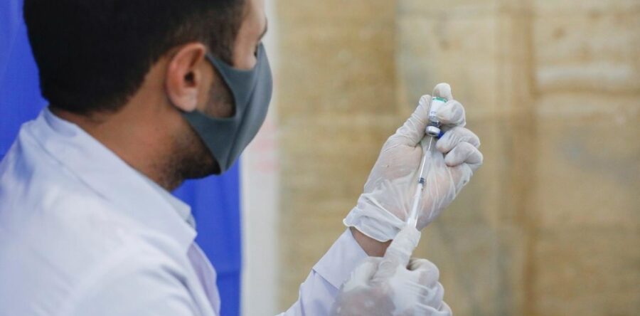 Perú acelera vacunación de abuelitos; tienen encima segunda ola covid