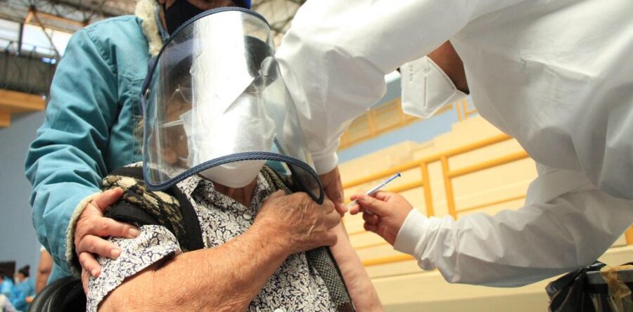 ¿Cinco años para vacunar?: Carlos R. Aguilar Jiménez