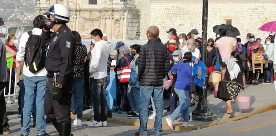 En desorden dio inicio la aplicación de la segunda dosis de la vacuna contra el coronavirus