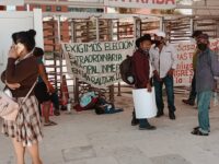 En Ciudad Administrativa protestaron pobladores de San Baltazar Loxicha