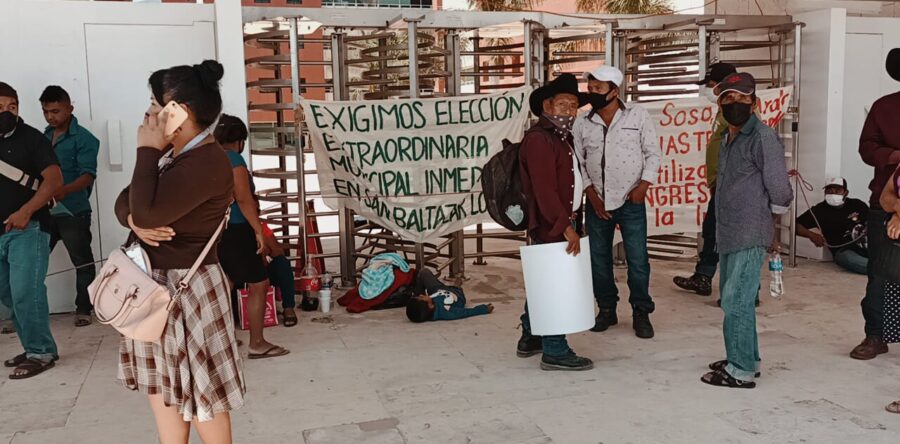 En Ciudad Administrativa protestaron pobladores de San Baltazar Loxicha