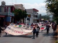 Marchan normalistas del CENEO en exigencia a respuestas favorables a sus demandas