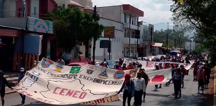 Marchan normalistas del CENEO en exigencia a respuestas favorables a sus demandas