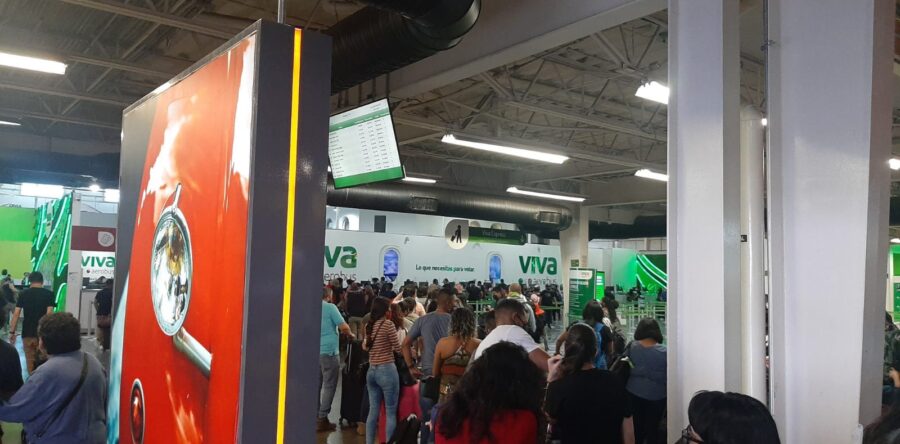 Cancelan vuelos en el Aeropuerto por la protesta de los Normalistas