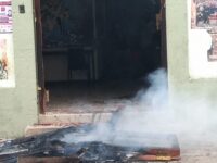 Otra vez de manera violenta protestaron los normalistas en el edificio de la Sección 22 de la CNTE