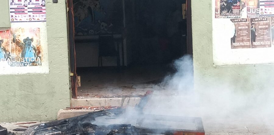 Otra vez de manera violenta protestaron los normalistas en el edificio de la Sección 22 de la CNTE