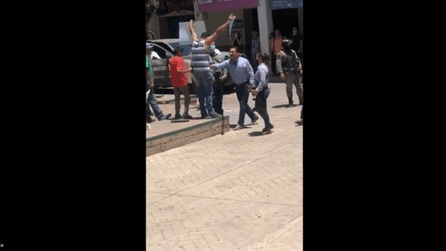 Gobernador de Michoacán agrede a manifestante; encaré a un ‘halcón’, dice Aureoles