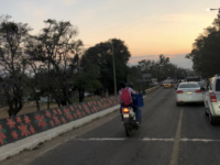 Varadas operaciones en aeropuerto de Oaxaca; suspenden vuelos por acciones de protesta de normalistas