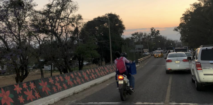 Varadas operaciones en aeropuerto de Oaxaca; suspenden vuelos por acciones de protesta de normalistas