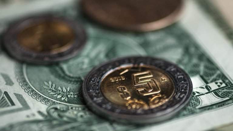 Peso registra un ligero avance, pero la Bolsa pierde durante la apertura